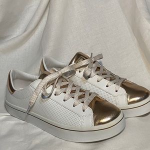 Size 9 Sketchers sneaker